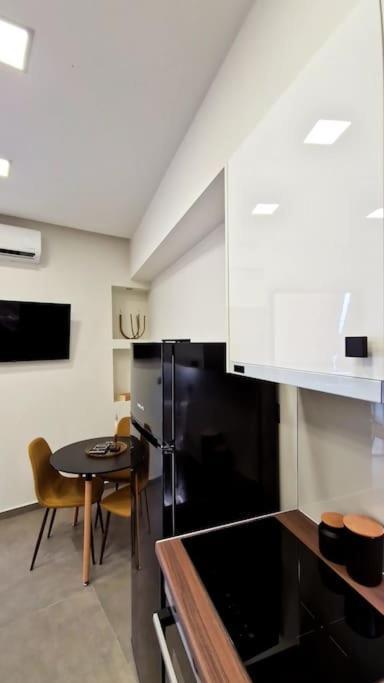 Faronita - Luxury Apt In The Heart Of Kalamata Ngoại thất bức ảnh